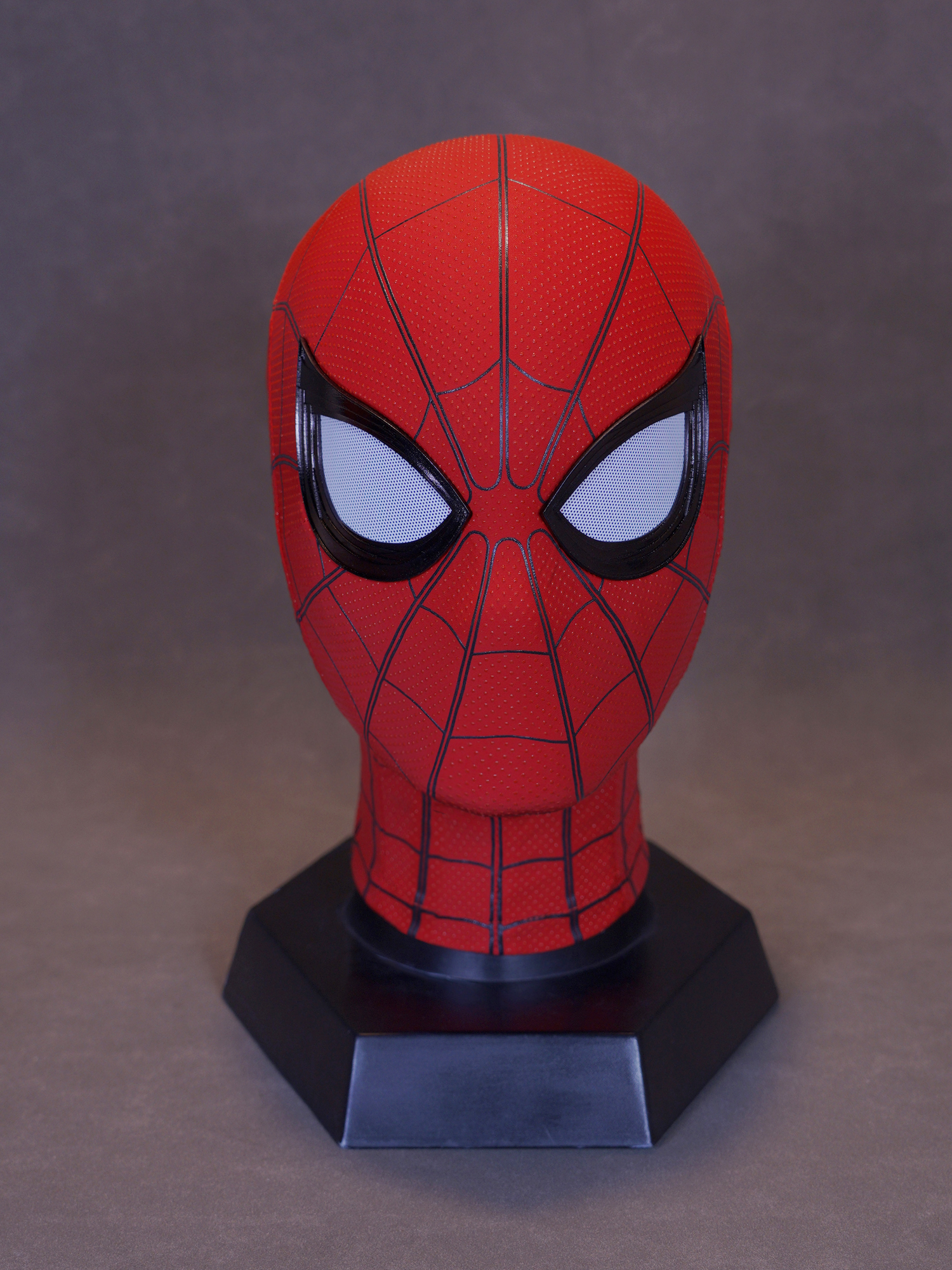 Holland’s Spider – Man mask with manual adjustment, secondary magnetic attraction, and replaceable eyes of different sizes